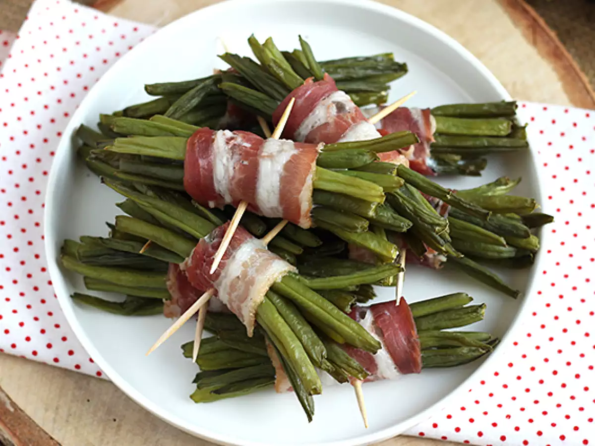Snopi stročjega fižola in dimljene slanine - fotografija 4