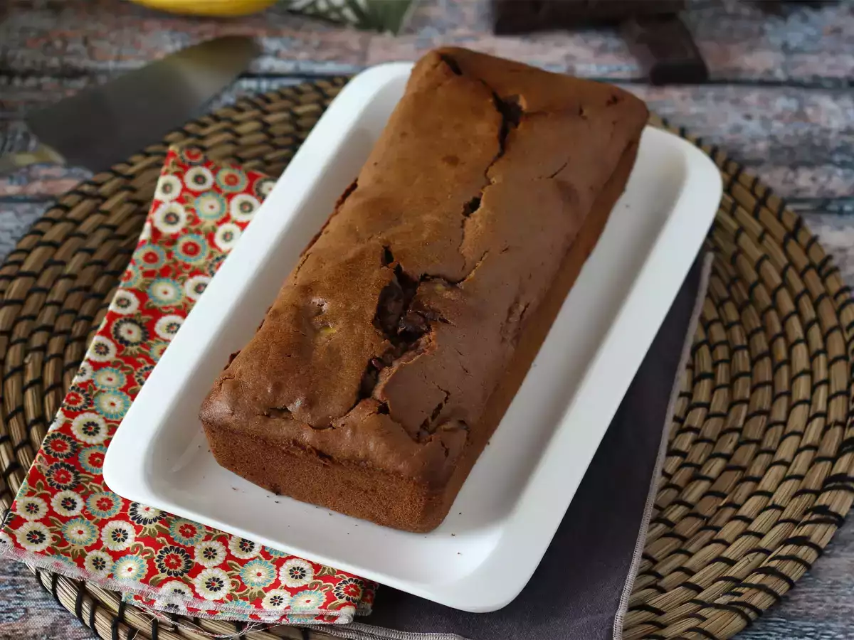 Sočen bananin kolač s čokolado - fotografija 2