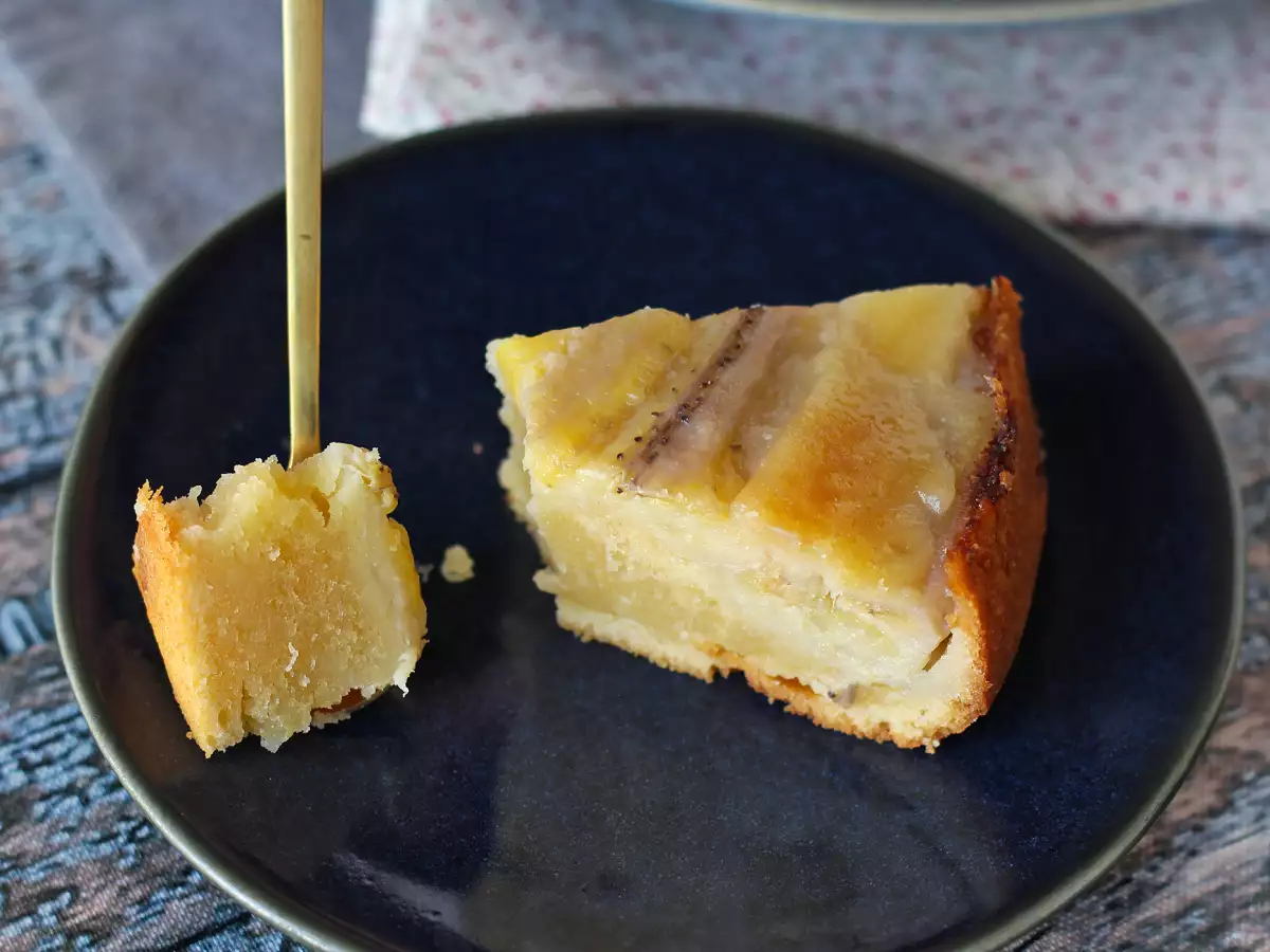 Sočen obrnjen bananin kolač - fotografija 5