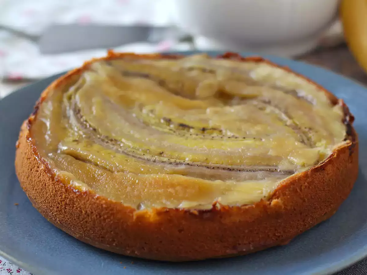 Sočen obrnjen bananin kolač - fotografija 6