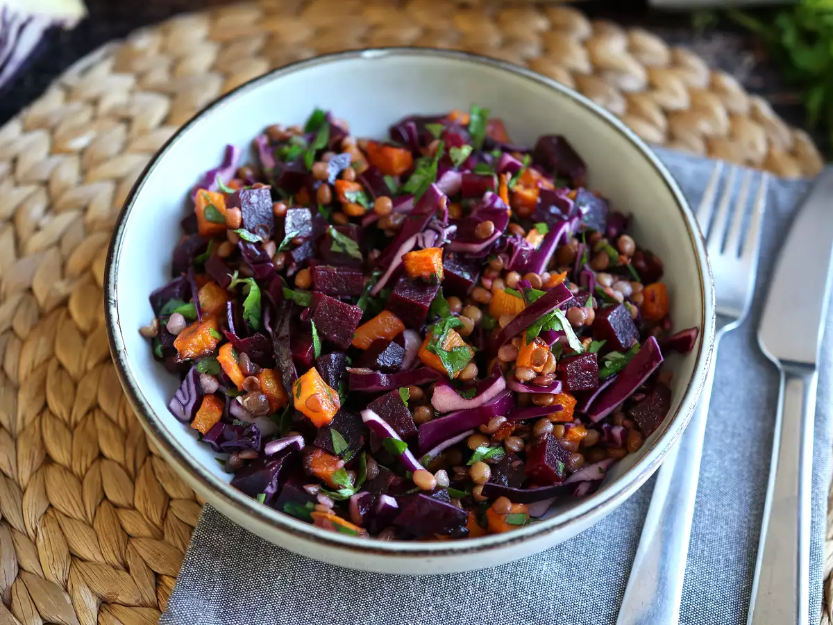 Solata iz leče, motovilca, rdečega zelja, rdeče pese in peteršilja (kot nalašč za jesen/zimo) - fotografija 2