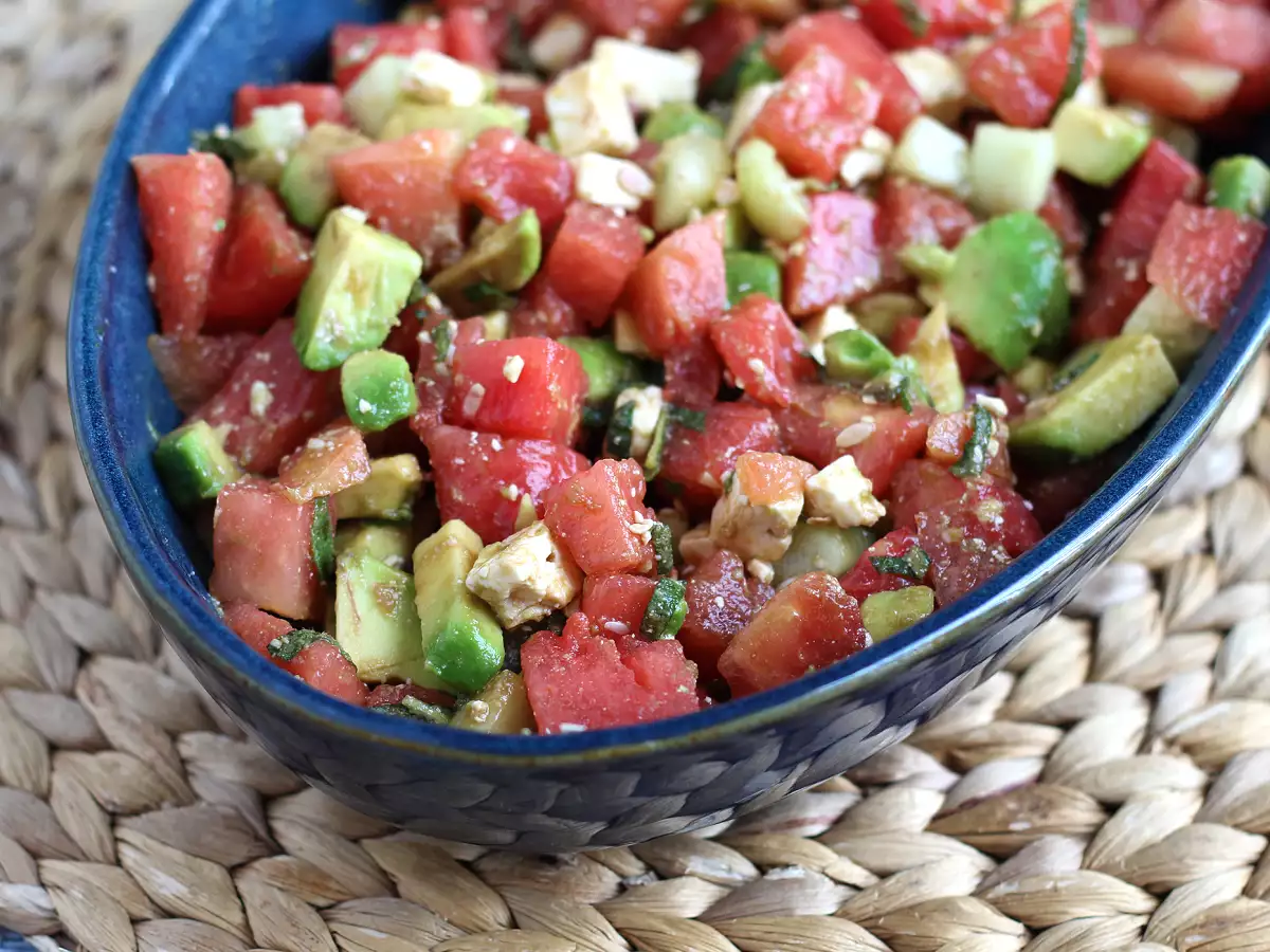 Solata iz lubenice, fete, avokada in kumaric: izjemno sveža! - fotografija 2