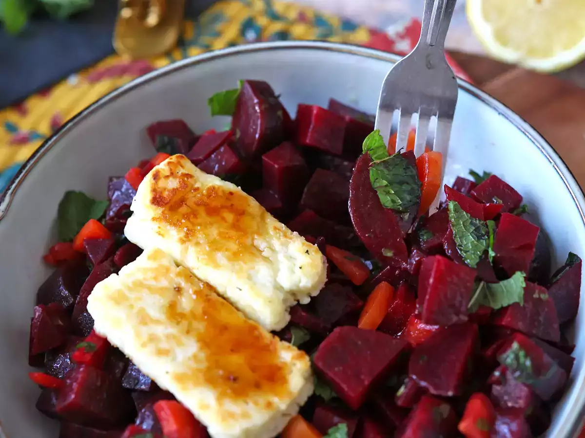 Solata iz rdeče pese z žarjenim halloumi - fotografija 2