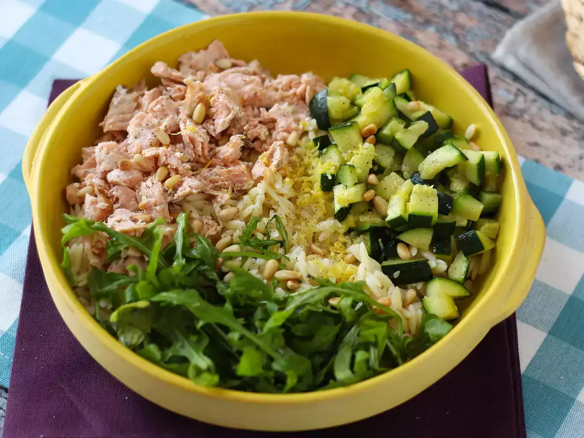 Solata iz testenin Orzo z lososom in bučkami