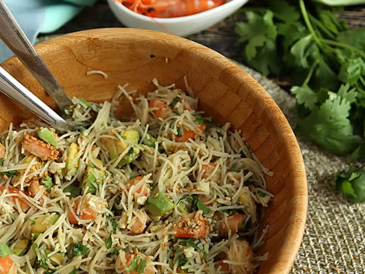 Solata iz vermicellija, kozic, avokada, jajc in koriandra - fotografija 2