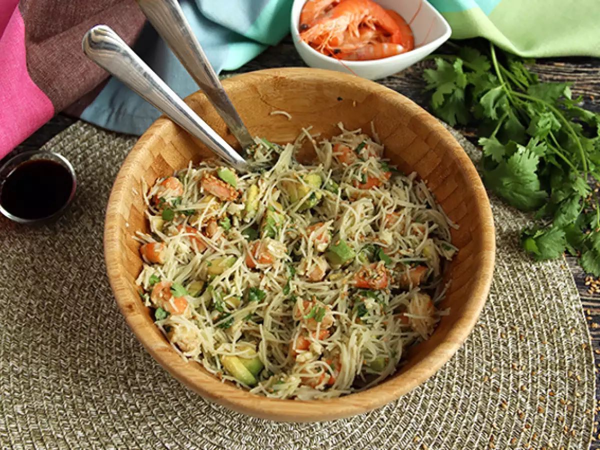 Solata iz vermicellija, kozic, avokada, jajc in koriandra - fotografija 4