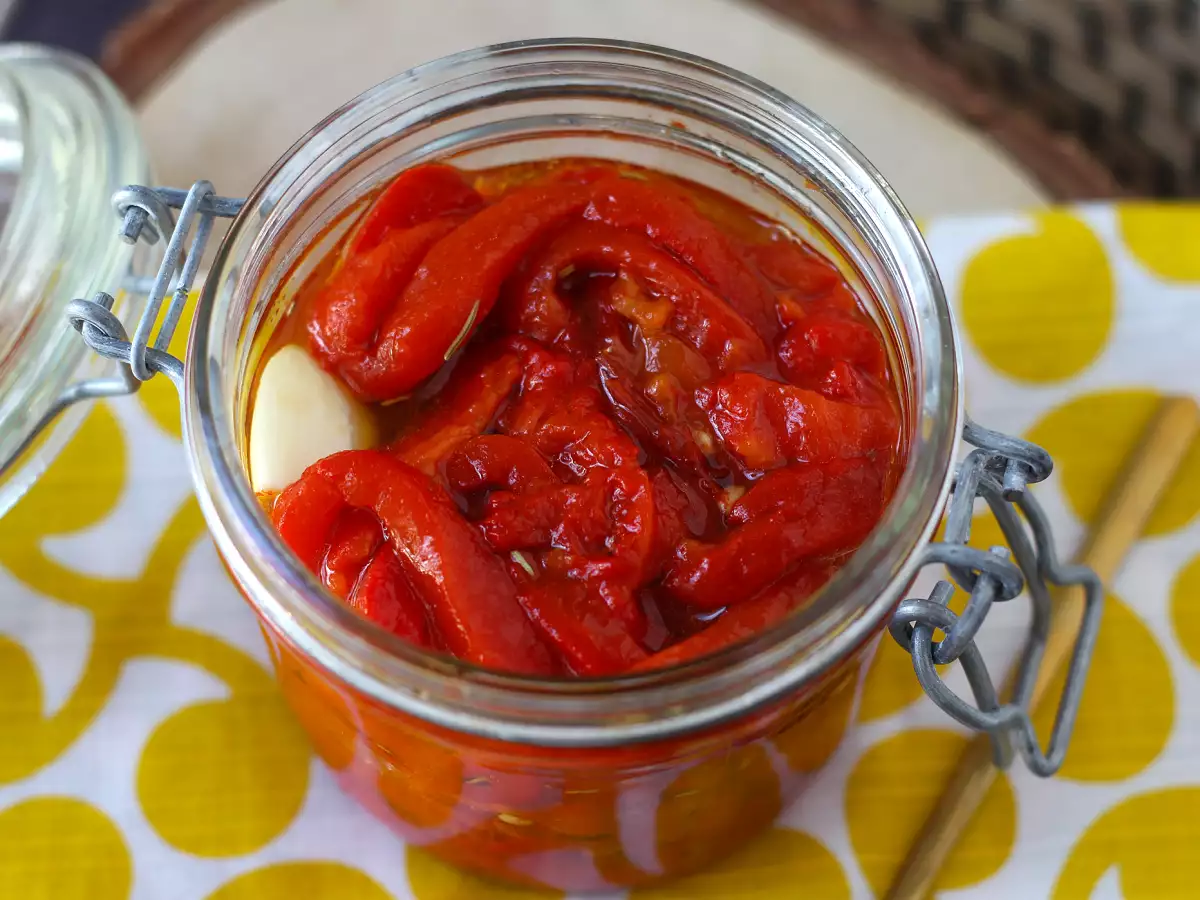 Solata s praženo papriko v zračnem cvrtniku - fotografija 2