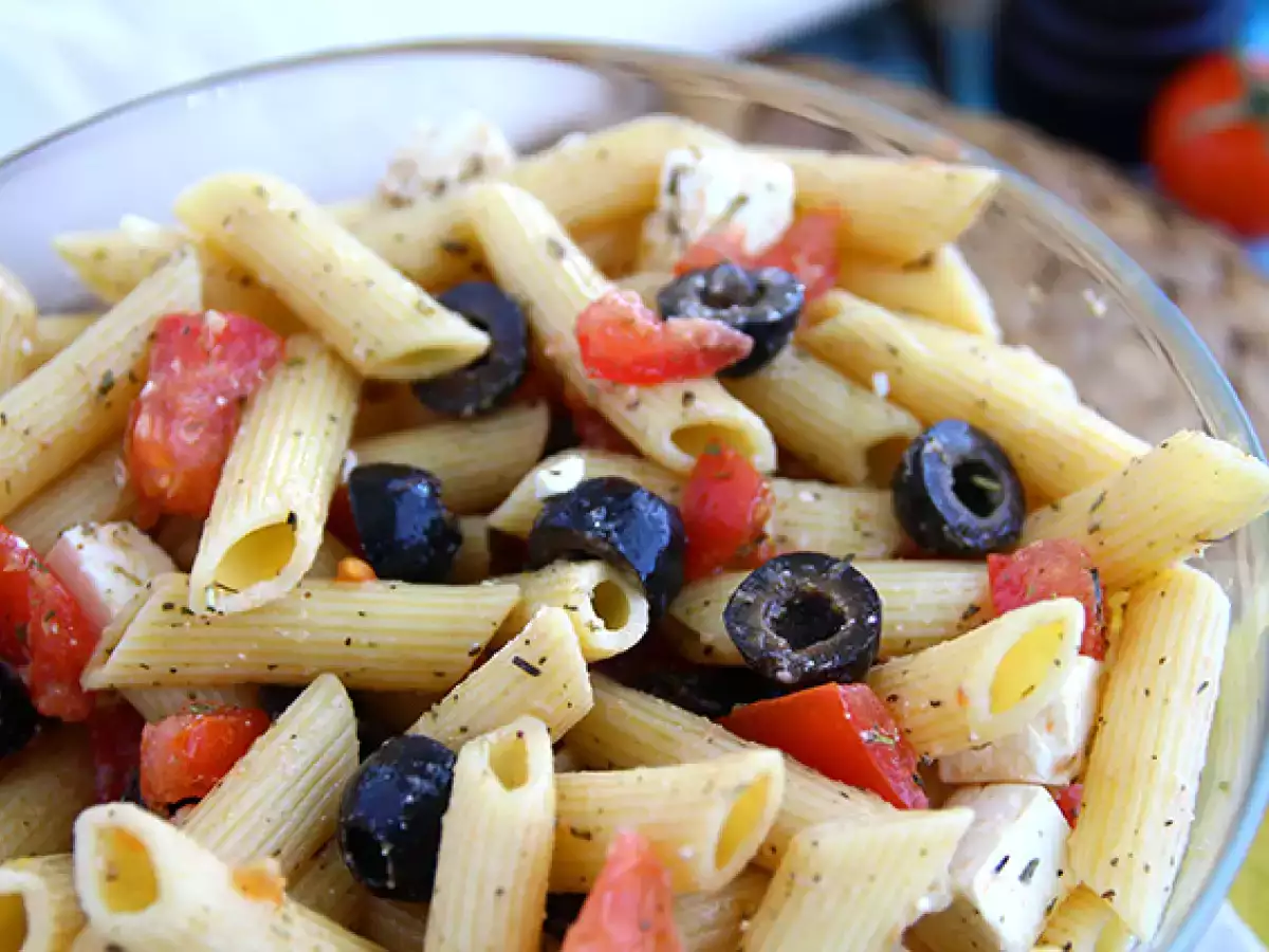 Solata s testeninami, paradižnikom, feto in olivami - fotografija 2