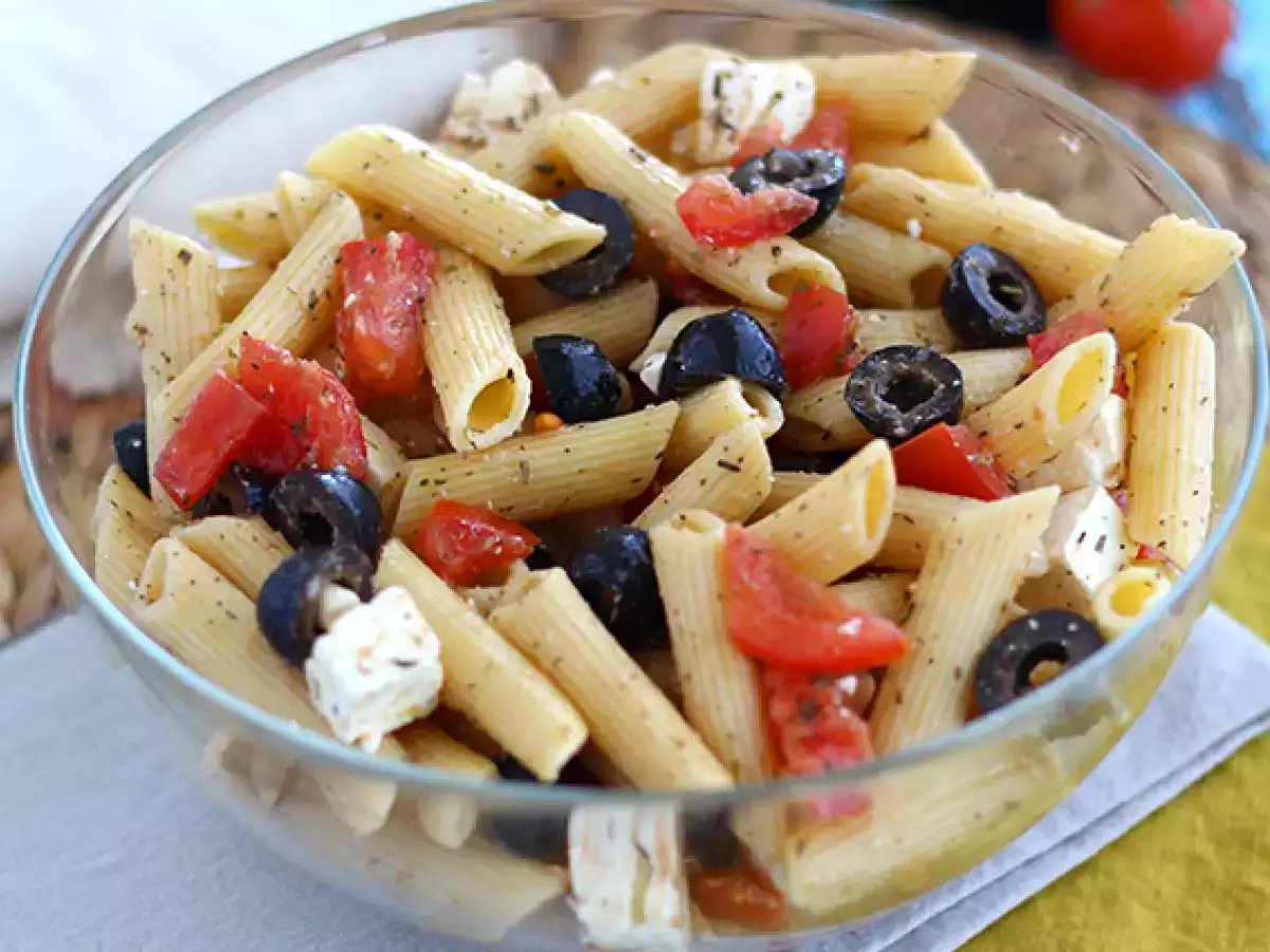 Solata s testeninami, paradižnikom, feto in olivami - fotografija 4