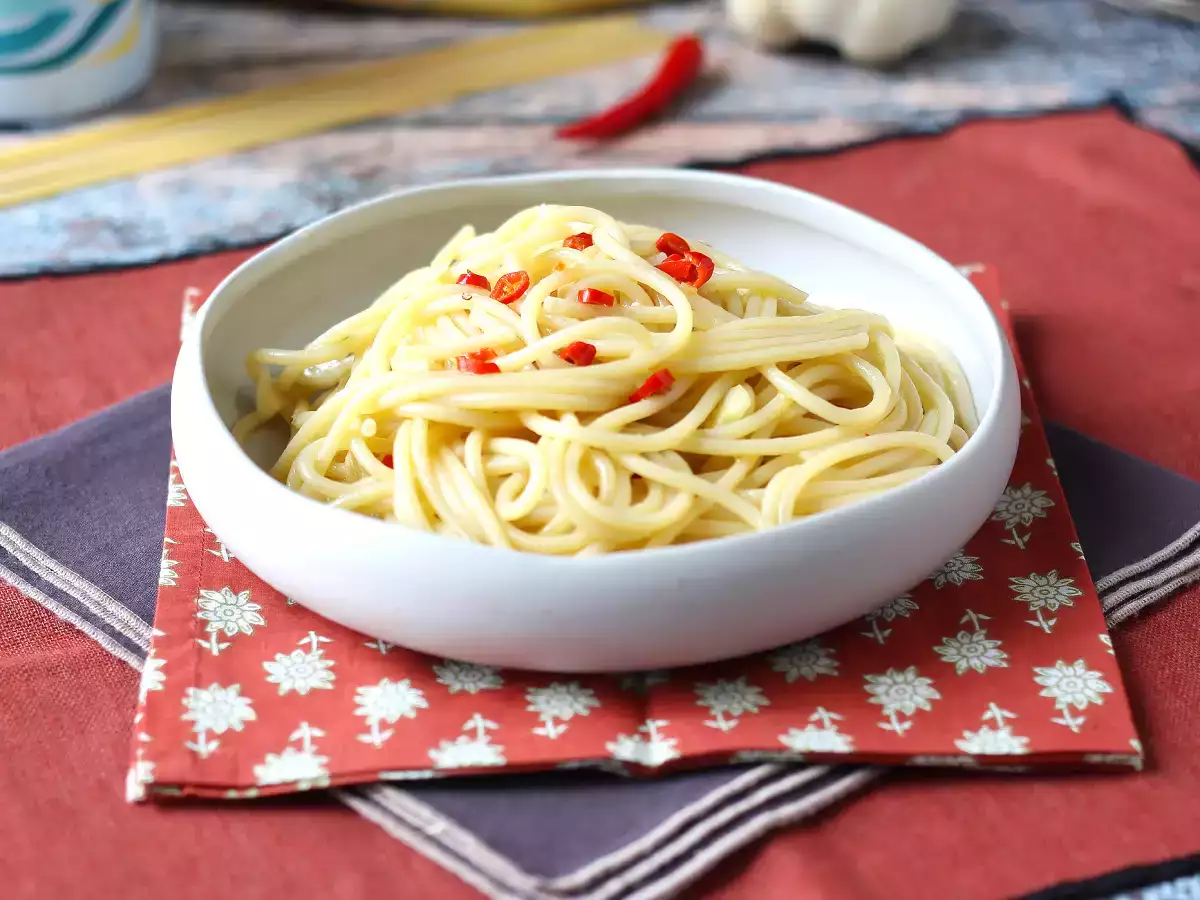 Špageti aglio, olio in peperoncino: jed italijanske tradicije v zadnjem trenutku - fotografija 2