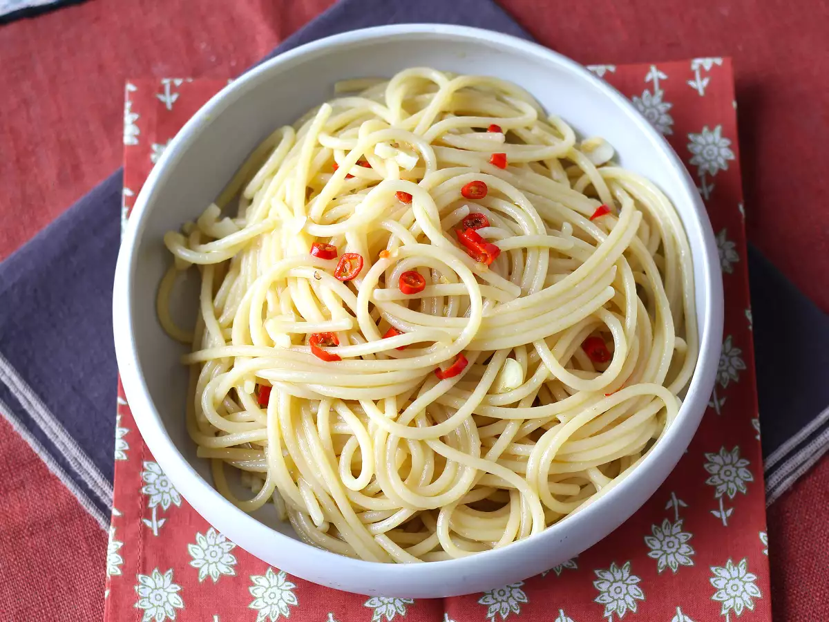 Špageti aglio, olio in peperoncino: jed italijanske tradicije v zadnjem trenutku - fotografija 3