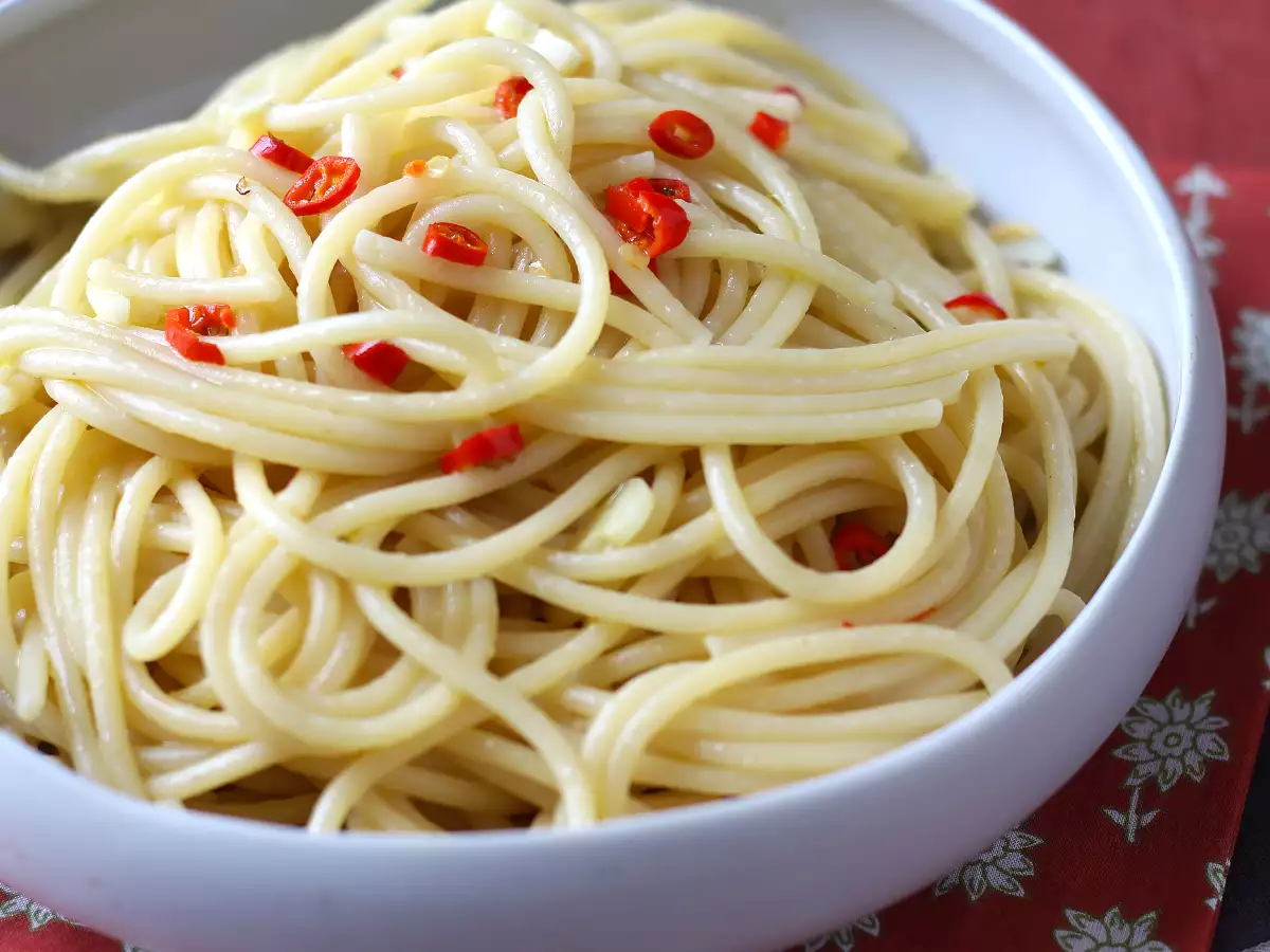Špageti aglio, olio in peperoncino: jed italijanske tradicije v zadnjem trenutku - fotografija 5