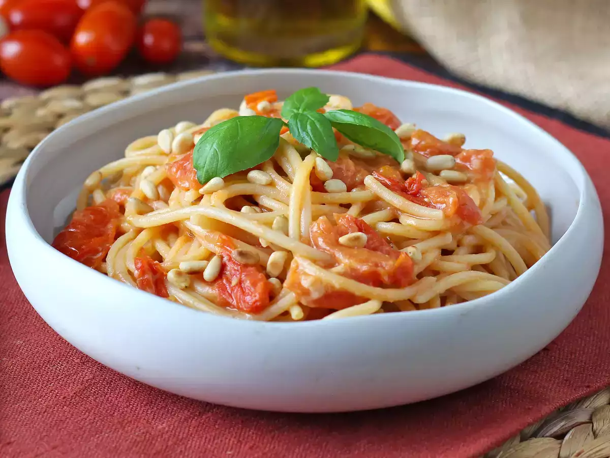 Špageti s češnjevim paradižnikom in pinjolami: kremast in aromatičen recept - fotografija 2