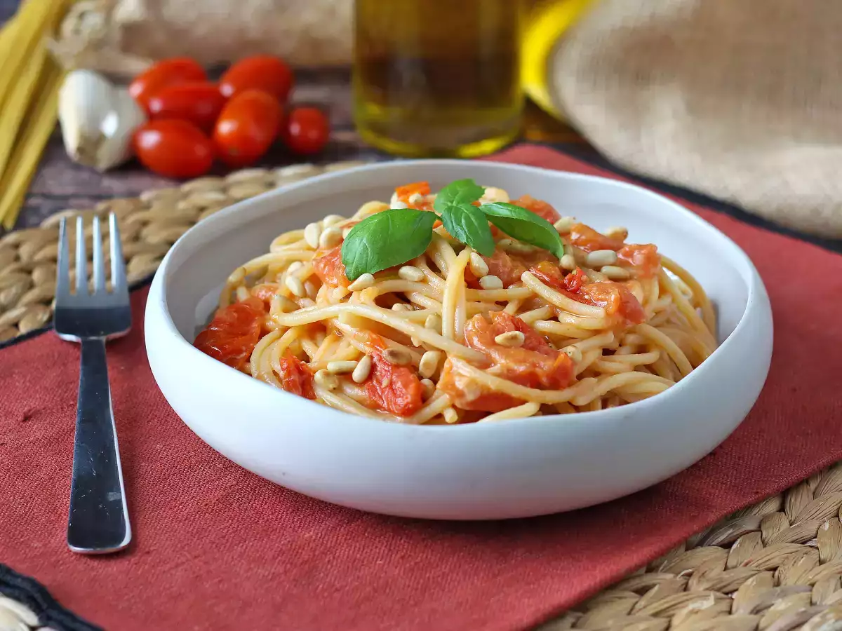 Špageti s češnjevim paradižnikom in pinjolami: kremast in aromatičen recept - fotografija 4