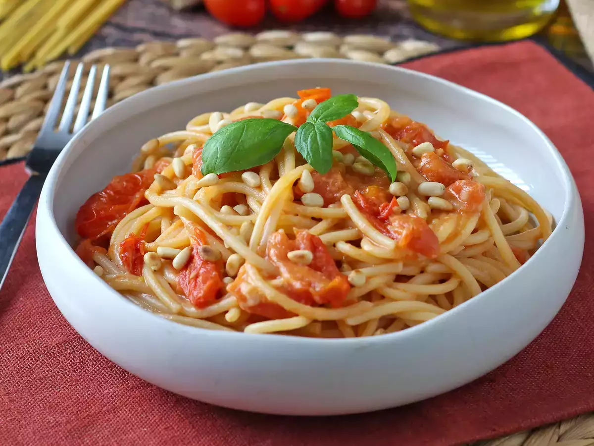 Špageti s češnjevim paradižnikom in pinjolami: kremast in aromatičen recept - fotografija 5