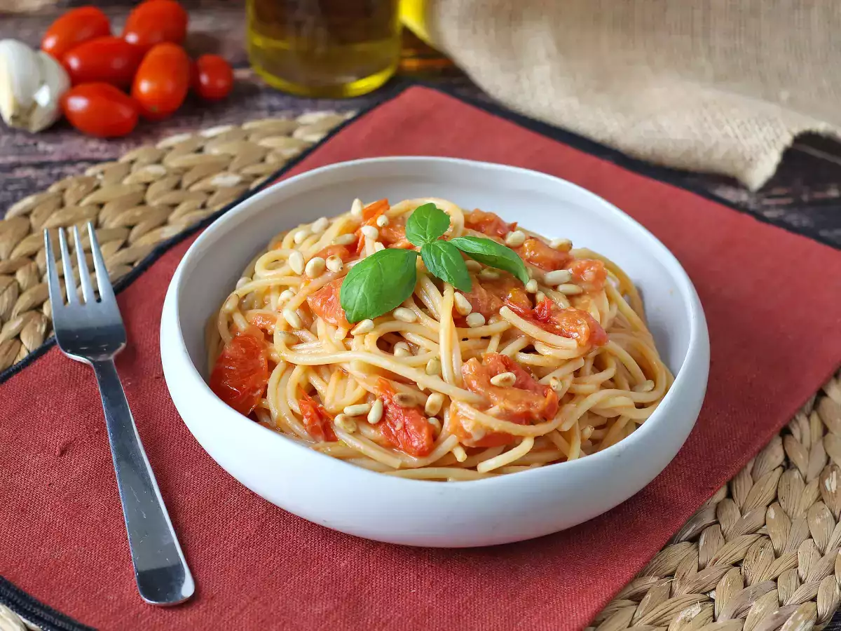 Špageti s češnjevim paradižnikom in pinjolami: kremast in aromatičen recept - fotografija 6