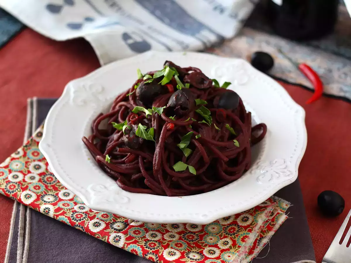 Spaghetti al fuoco di Bacco: testenine z rdečim vinom, ki na mizo prinesejo nekaj posebnega.