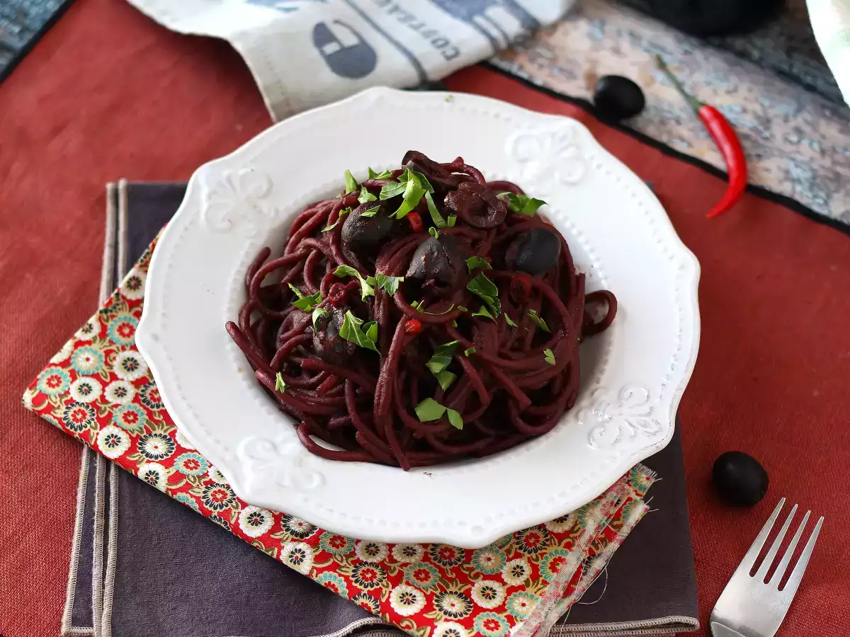 Spaghetti al fuoco di Bacco: testenine z rdečim vinom, ki na mizo prinesejo nekaj posebnega. - fotografija 2