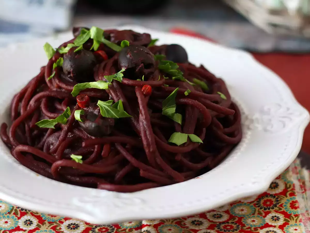 Spaghetti al fuoco di Bacco: testenine z rdečim vinom, ki na mizo prinesejo nekaj posebnega. - fotografija 3