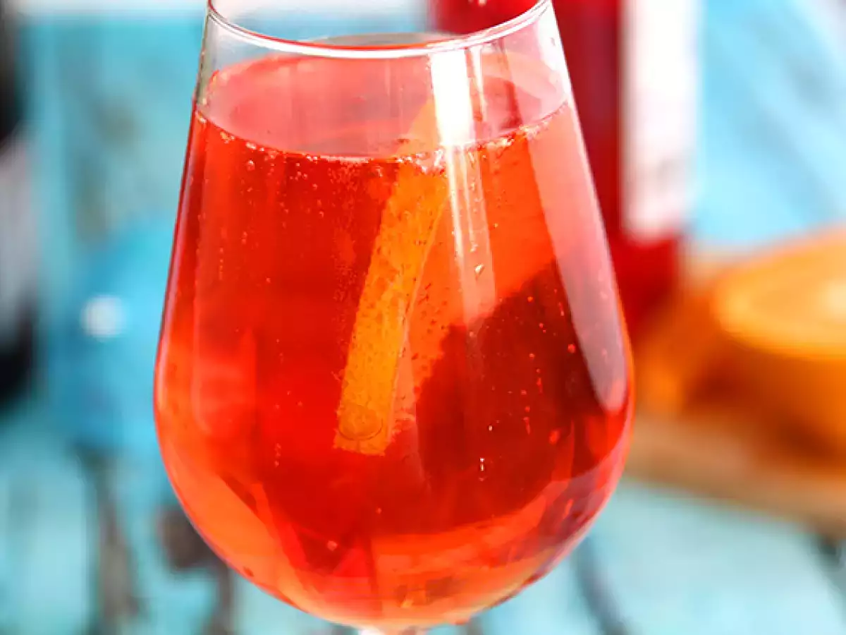 Spritz, znameniti italijanski koktajl z Aperolom - fotografija 2