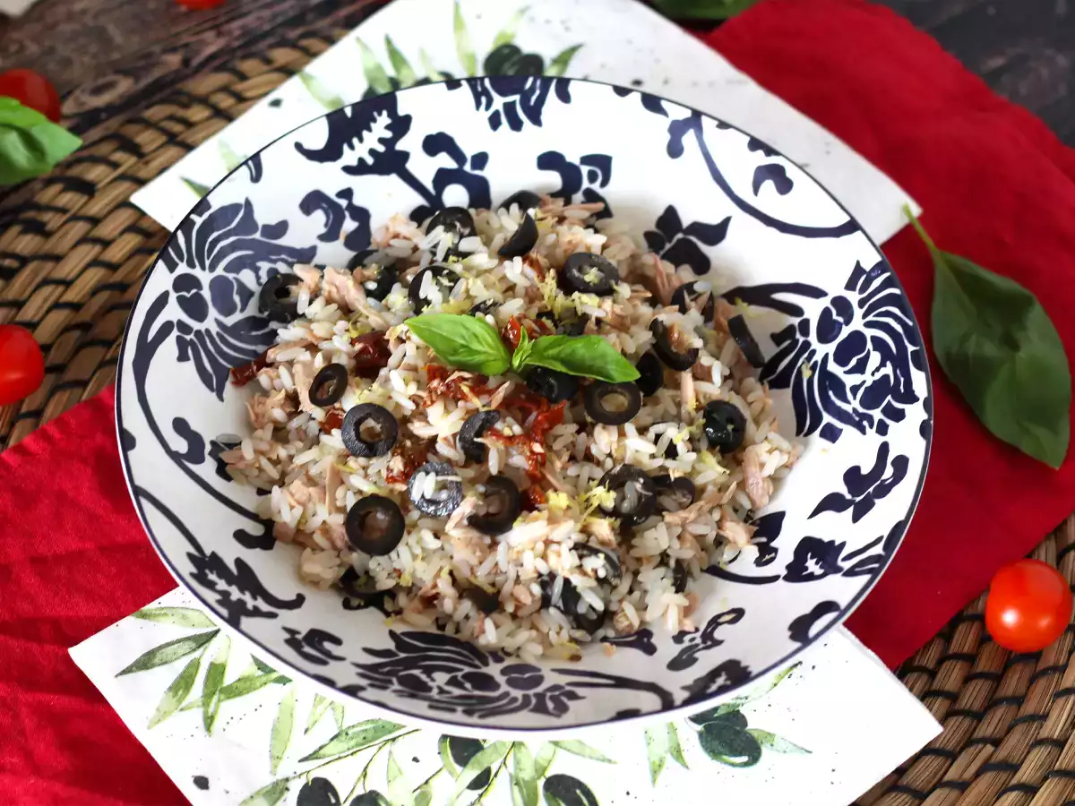 Sredozemska riževa solata: tuna, olive, suhi paradižniki in limona - fotografija 2