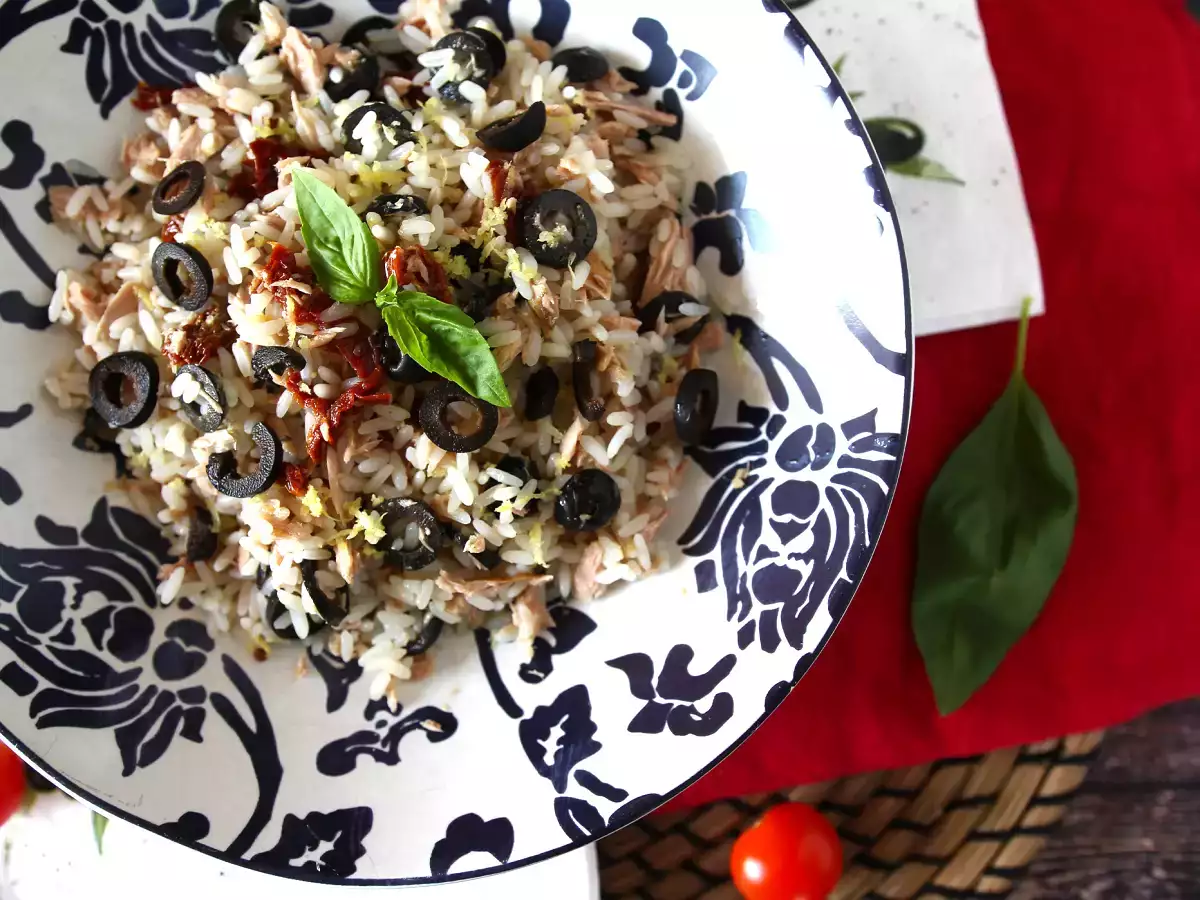 Sredozemska riževa solata: tuna, olive, suhi paradižniki in limona - fotografija 3