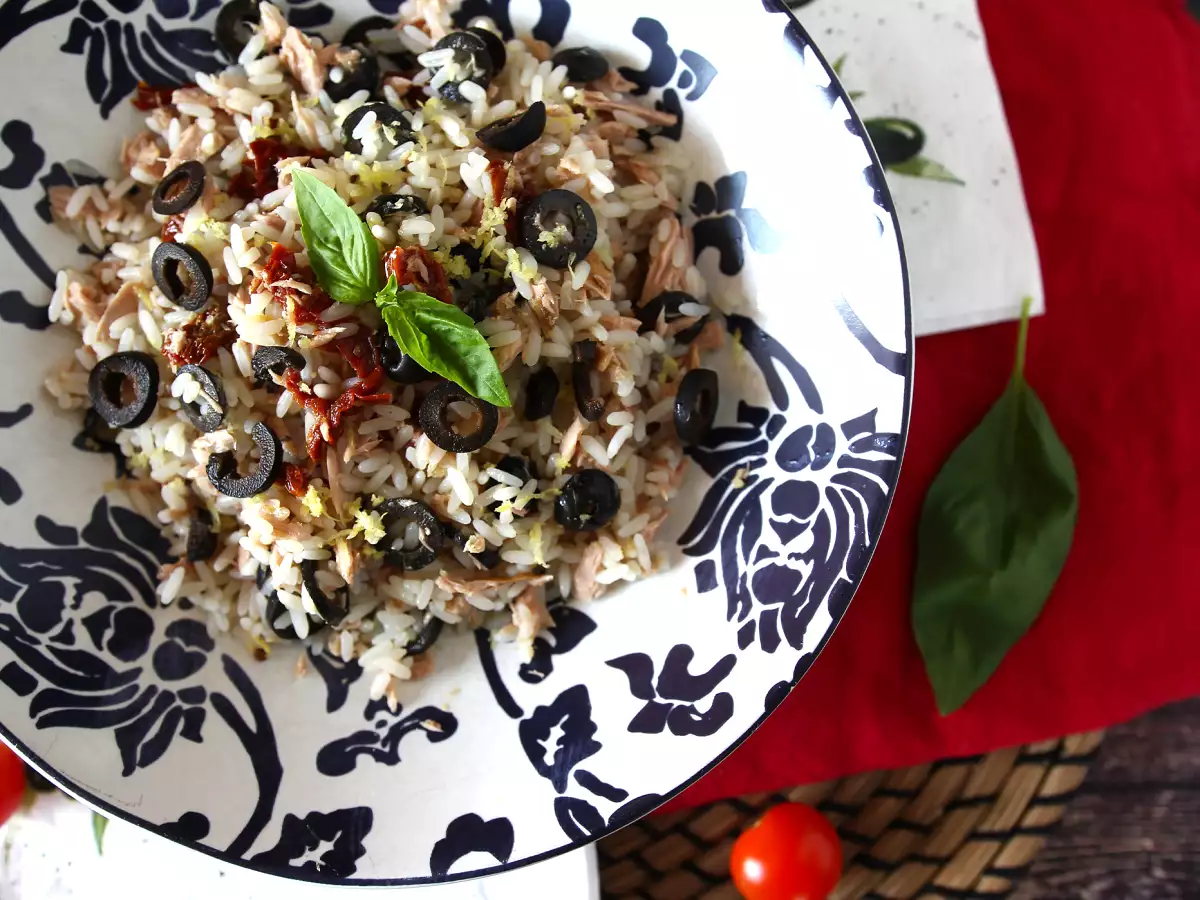 Sredozemska riževa solata: tuna, olive, sušeni paradižniki in limona - fotografija 3