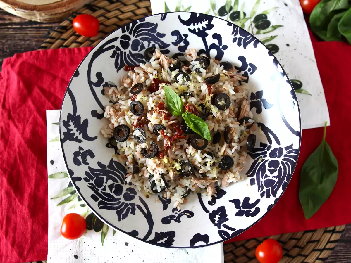 Sredozemska riževa solata: tuna, olive, sušeni paradižniki in limona - fotografija 4