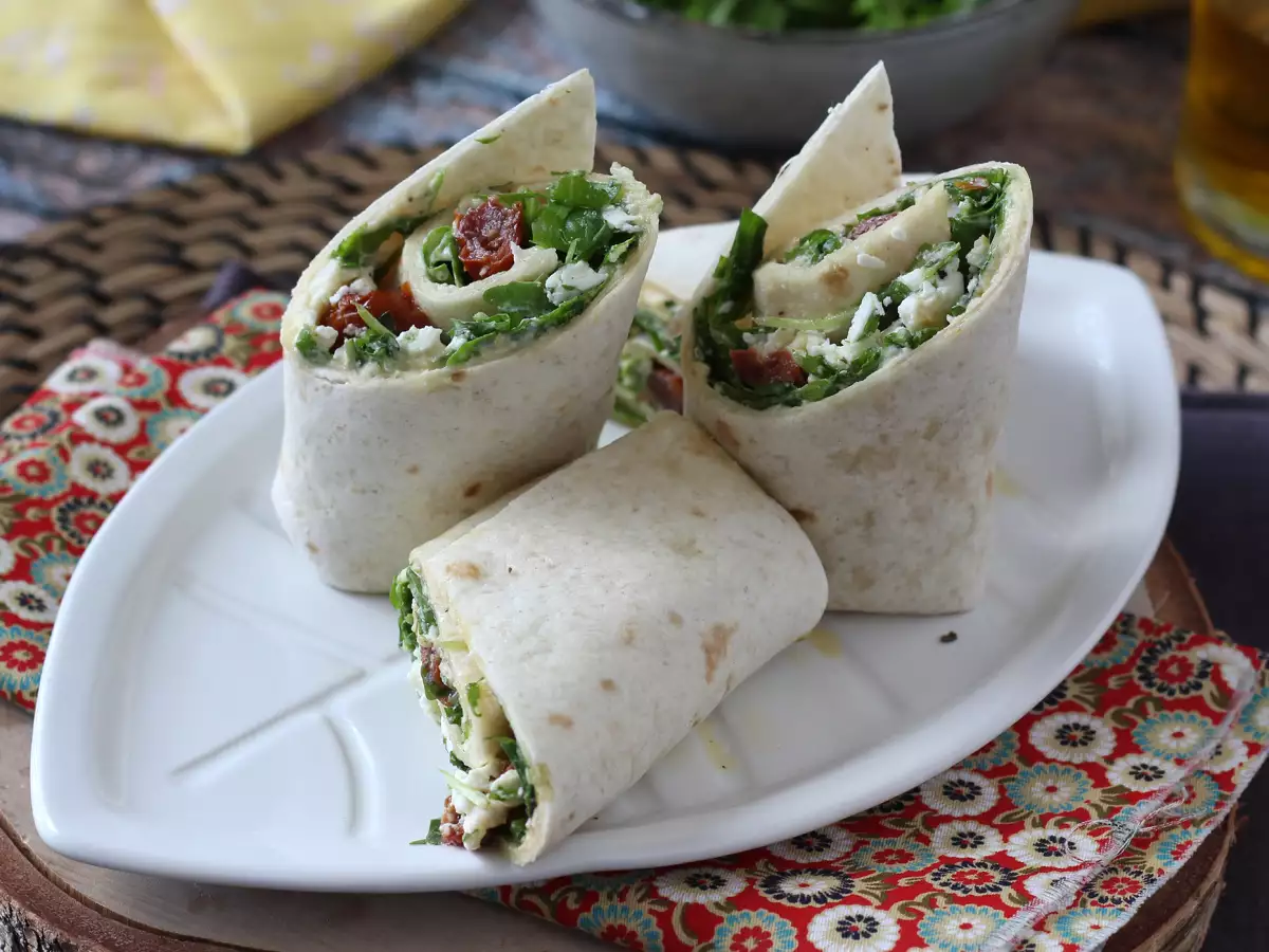 Sredozemska tortilja, polnjena s humusom, rukolo, papriko in feto - fotografija 3