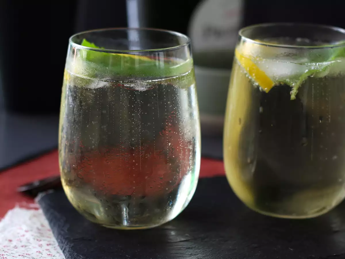 St-Germain Spritz z bezgovim likerjem – osvežujoč poletni koktajl - fotografija 2