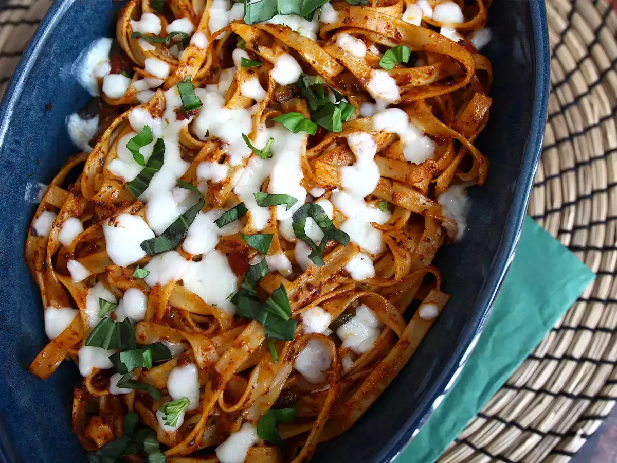Tagliatelle al forno, recept za uporabo preostalih testenin, ki preprečuje odlaganje odpadkov - fotografija 4