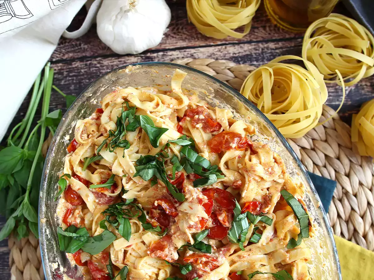 Tagliatelle feta češnjev paradižnik - pečene testenine s feto - fotografija 7