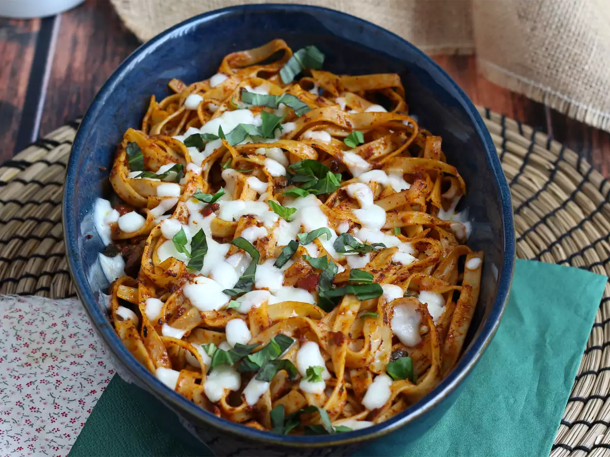 Tagliatelle iz pečice: recept proti zavrženi hrani za porabo ostankov testenin