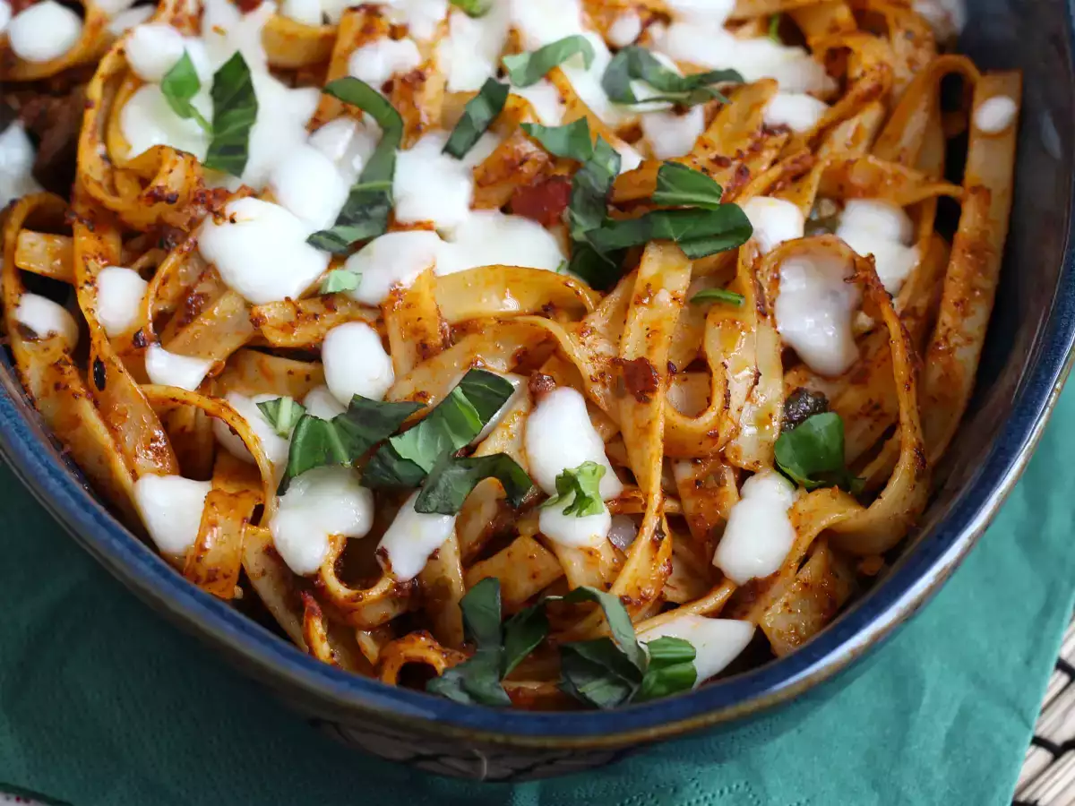 Tagliatelle iz pečice: recept proti zavrženi hrani za porabo ostankov testenin - fotografija 2