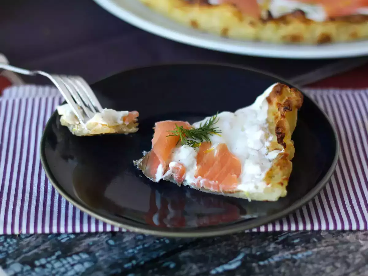 Tarta z dimljenim lososom in krompirjevo osnovo - fotografija 2