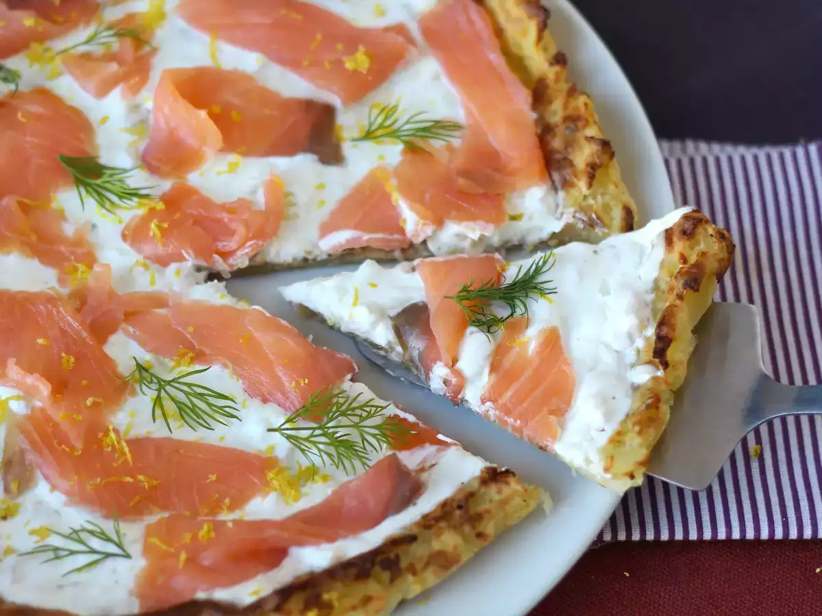 Tarta z dimljenim lososom in krompirjevo osnovo - fotografija 3