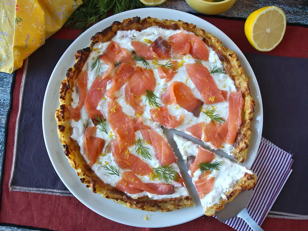 Tarta z dimljenim lososom in krompirjevo osnovo - fotografija 7