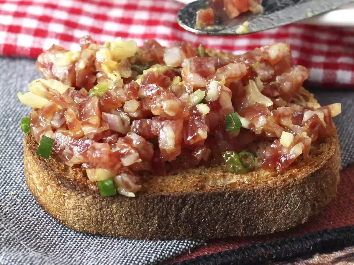 Tartar de fuet: ekspresna različica klasičnega tatarskega biftka - fotografija 5