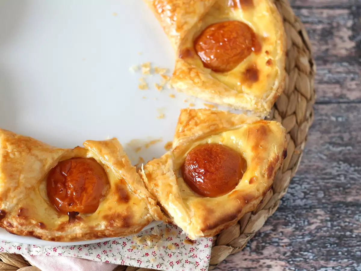 Tarte oranaise - listnato testo, krema in marelice - fotografija 4