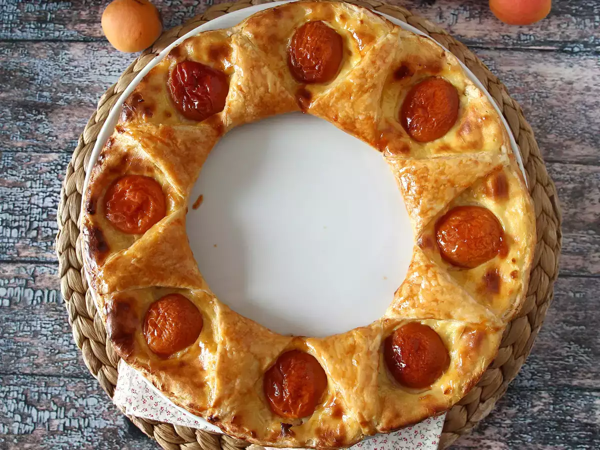 Tarte oranaise - listnato testo, krema in marelice - fotografija 5