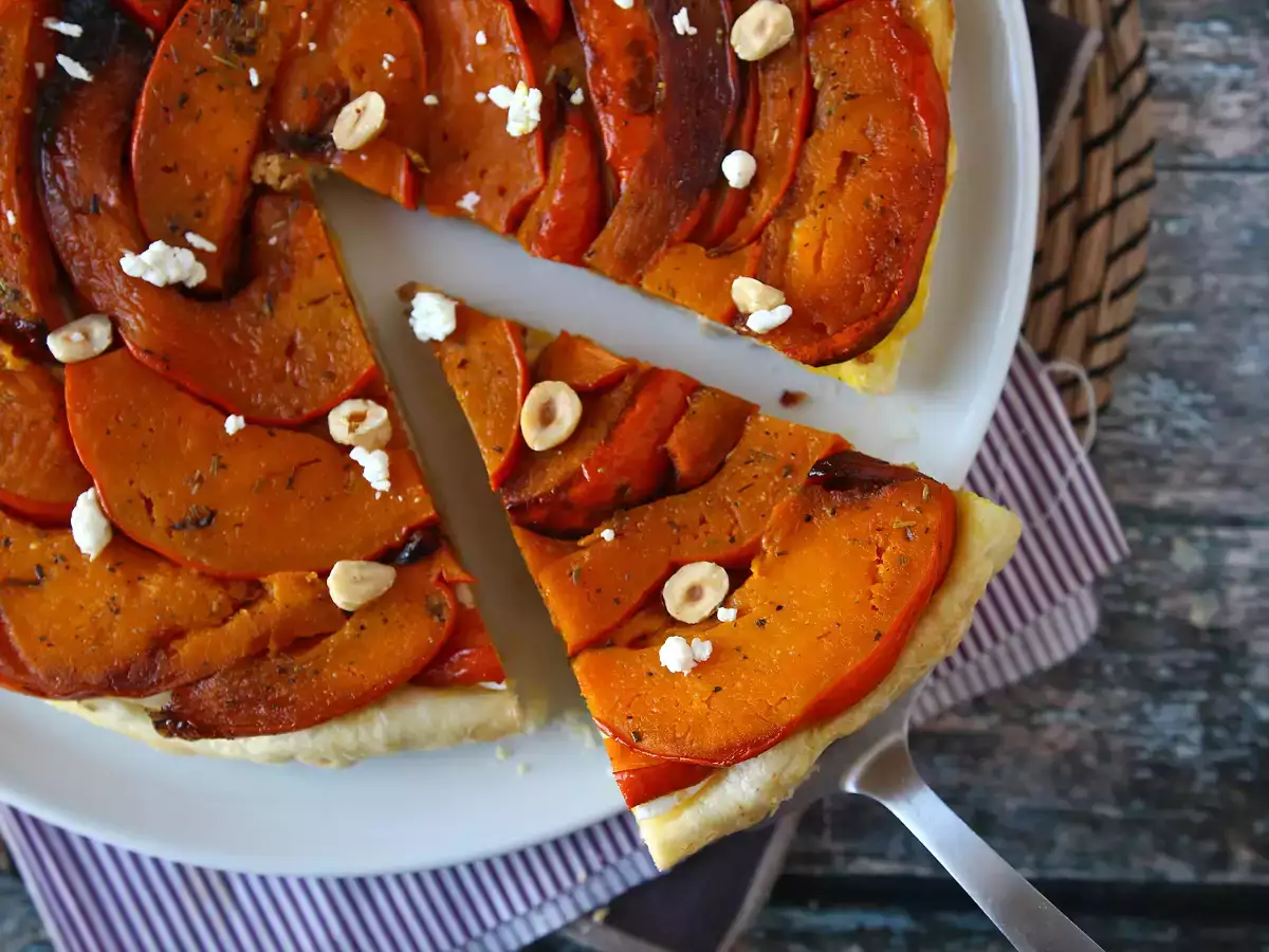 Tatin iz hokaido buče s kozjim sirom in medom