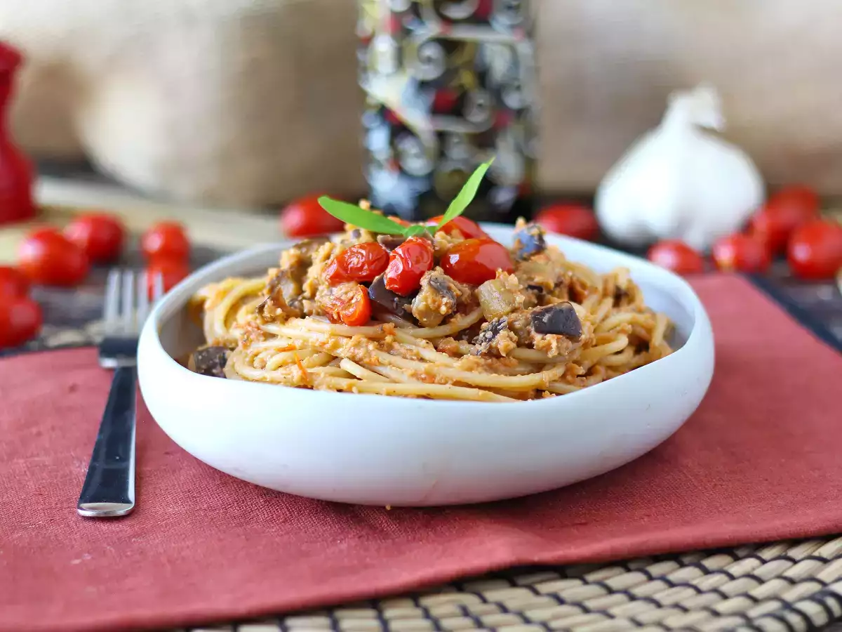 Testenine s kremo iz jajčevcev in češnjevim paradižnikom: preprost in okusen recept - fotografija 5