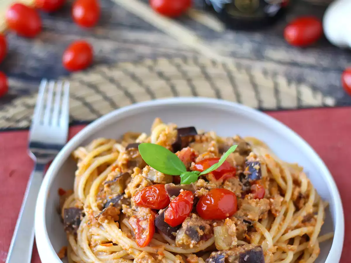 Testenine s kremo iz jajčevcev in češnjevim paradižnikom: preprost in okusen recept - fotografija 6