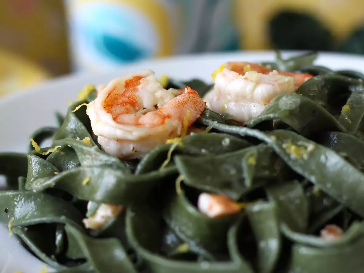 Testenine s spirulino, kozicami in limono: s hranili bogata prva jed z edinstvenim okusom - fotografija 4