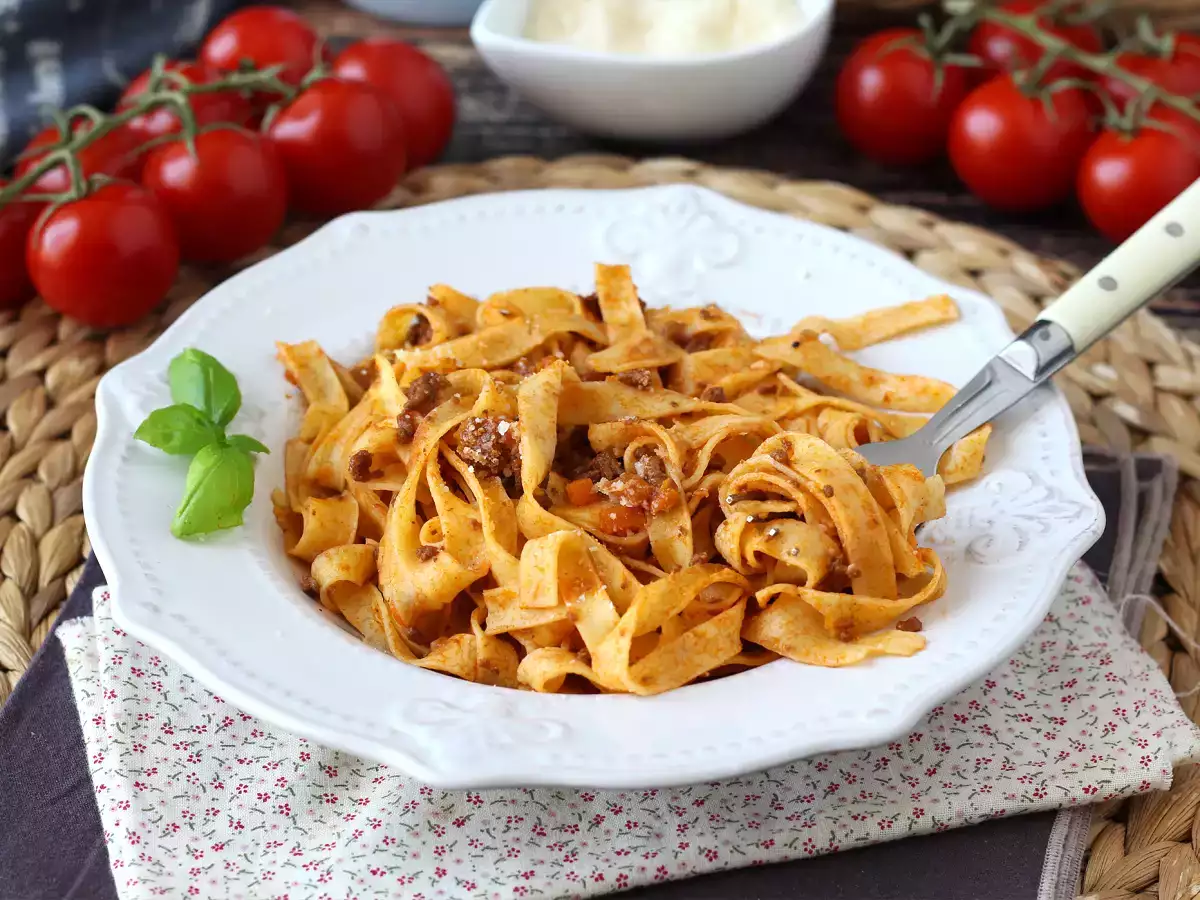 Testenine z bolonjsko omako - tagliatelle al ragù alla bolognese - fotografija 2
