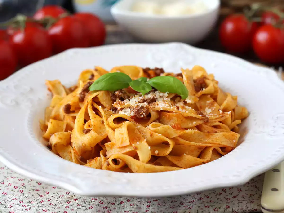 Testenine z bolonjsko omako - tagliatelle al ragù alla bolognese - fotografija 3