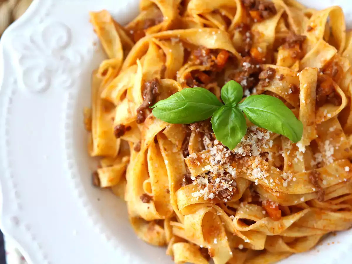 Testenine z bolonjsko omako - tagliatelle al ragù alla bolognese - fotografija 4