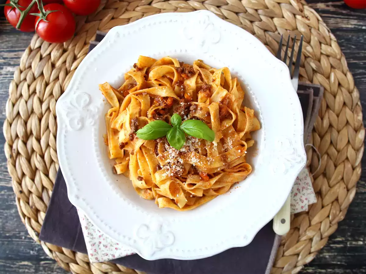 Testenine z bolonjsko omako - tagliatelle al ragù alla bolognese - fotografija 5