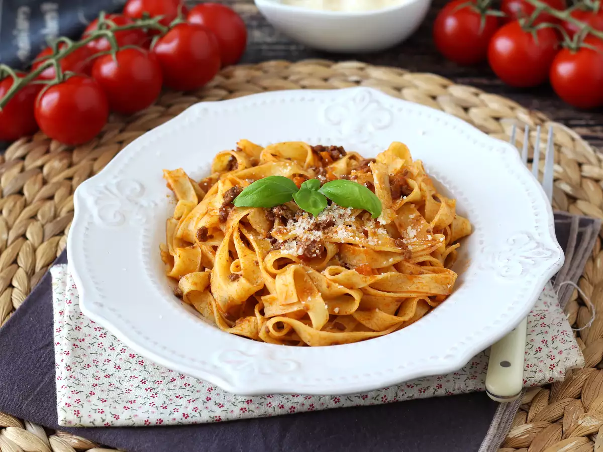 Testenine z bolonjsko omako - tagliatelle al ragù alla bolognese - fotografija 6