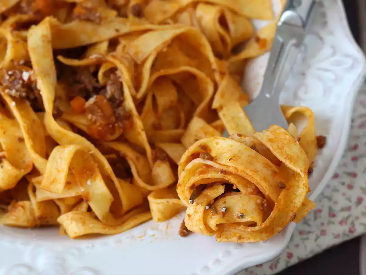 Testenine z bolonjsko omako - tagliatelle al ragù alla bolognese - fotografija 7